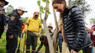 SEDEMA y Alcaldía Iztapalapa arrancaron reforestación en el Cerro de la Estrella con el proyecto “Huizachtépetl: raíces para el futuro 2025”
