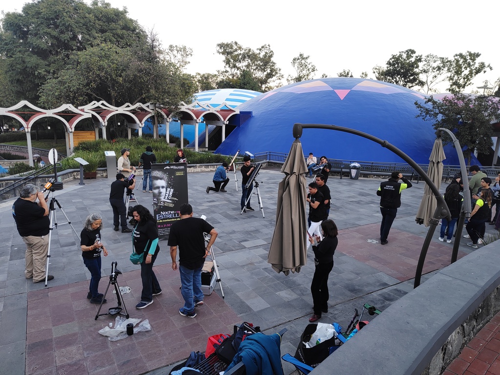 Noche de las Estrellas Sembrado telescopios 01.jpg