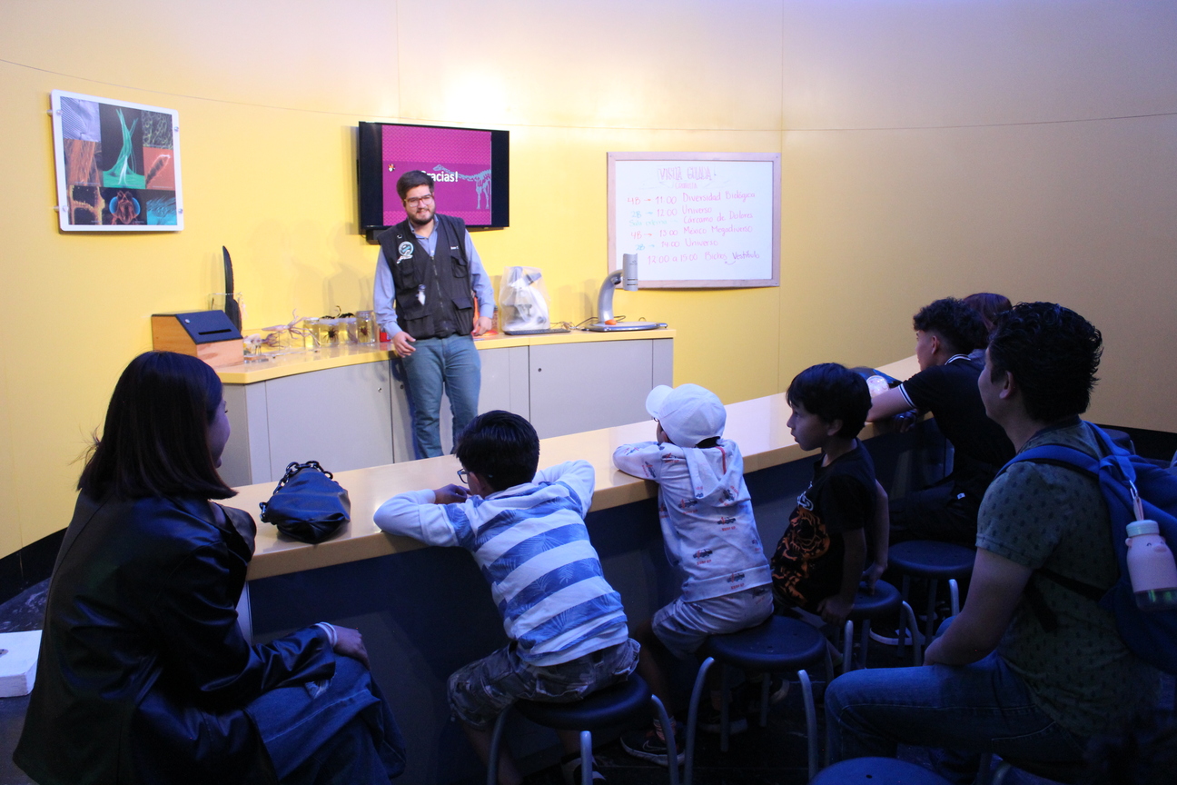 Charla Biolaboratorio.jpg